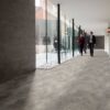 PVC_0002_MADERAS 40 - 1-min - Zemincim.com PVC yer döşemesi beton görünümlü Maderas 40 çevre dostu ve sürdürülebilirdir.